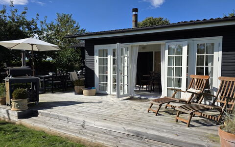 Yvette - 350M from the Sea: Tetto, Casa, Casa, Villetta, Porta, Raccordo, Deck, Portico, Plank, Latifoglie