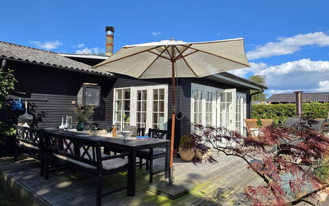 Yvette - 350M from the Sea: Tetto, Casa, Casa, Villetta, Porta, Raccordo, Deck, Portico, Plank, Latifoglie