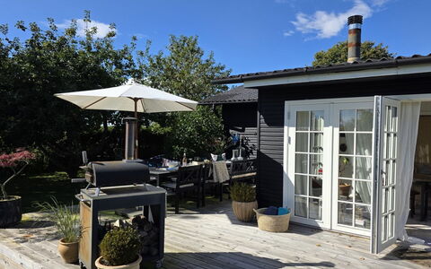 Yvette - 350M from the Sea: Tetto, Casa, Casa, Villetta, Porta, Raccordo, Deck, Portico, Plank, Latifoglie