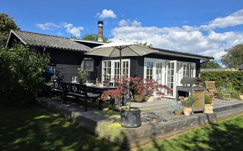 Yvette - 350M from the Sea: Tetto, Casa, Casa, Villetta, Porta, Raccordo, Deck, Portico, Plank, Latifoglie