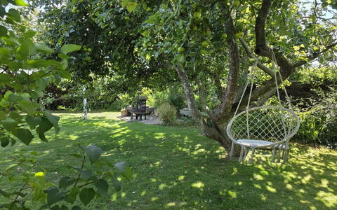 Yvette - 350M from the Sea: Tetto, Casa, Casa, Villetta, Porta, Raccordo, Deck, Portico, Plank, Latifoglie