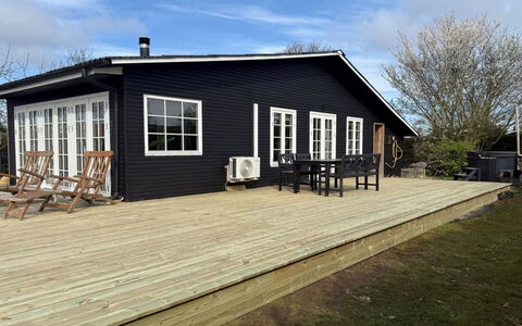 Yvette - 350M from the Sea: Tetto, Casa, Casa, Villetta, Porta, Raccordo, Deck, Portico, Plank, Latifoglie