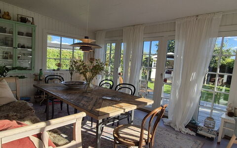 Yvette - 350M from the Sea: Mobilia, Legna, Sedia, Tavolo, Interior Design, Cucina & Sala Da Pranzo Tavolo, Sala Da Pranzo, Pavimentazione, Pavimento, Soffitto