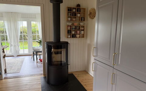 Yvette - 350M from the Sea: Pavimento In Legno, Latifoglie, Color Legno, Sedia, Pavimento Laminato, Soggiorno, Stufa A Legna, Pianta Della Casa, Cucina & Sala Da Pranzo Tavolo, Plank