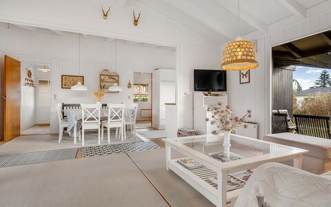 Anelle - 100M from the Sea: Mobilia, Interior Design, Pavimentazione, Pavimento, Soffitto, Legna, Divano, Tavolo, Sedia, Soggiorno