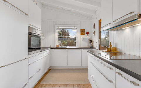 Anelle - 100M from the Sea: Cucina, Pavimentazione, Interior Design, Controsoffitto, Elettrodomestico Da Cucina, Legna, Pavimento, Soffitto, Cabinetry, Apparecchio Major