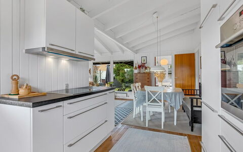Anelle - 100M from the Sea: Cucina, Elettrodomestico Da Cucina, Pavimentazione, Interior Design, Controsoffitto, Apparecchio Major, Mobilia, Legna, Pavimento, Soffitto