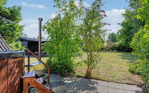 Anelle - 100M from the Sea: Arbusto, Giardino, Shade, Backyard, Cortile, Landscaping, Recinzione, Home Scherma