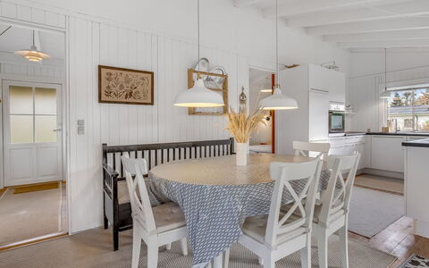 Anelle - 100M from the Sea: Mobilia, Interior Design, Pavimentazione, Soffitto, Pavimento, Legna, Lampada, Sedia, Cucina & Sala Da Pranzo Tavolo, Sala Da Pranzo