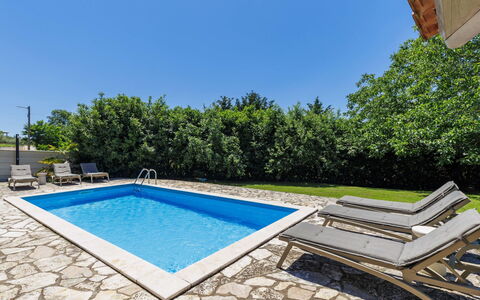Elli: Blu, Piscina, Materiale Composito, Mobili Da Esterno, Ricorrere, Shade, Eco Hotel, Flagstone, Sedia, Hotel