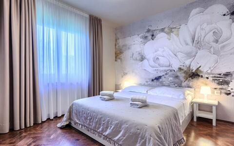 Elli: Interior Design, Parete, Pavimentazione, Legna, Soffitto, Mobilia, Pavimento, Camera, Illuminazione, Appartamento