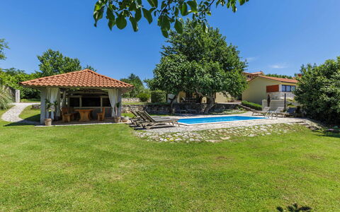 Elli: Shade, Villetta, Estate, Giardino, Agriturismo, Backyard, Prato, Cortile, Hacienda, Landscaping