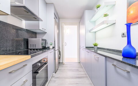 Del Sol: Cucina, Controsoffitto, Interior Design, Apparecchio Major, Pavimentazione, Elettrodomestico Da Cucina, Cabinetry, Pavimento, Mobilia, Casa