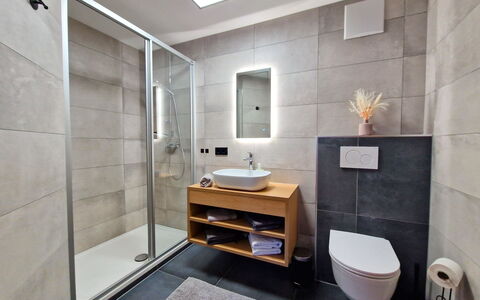 Weerberg 1: Pavimentazione, Interior Design, Pavimento, Idraulico Fixture, Bagno, Gabinetto, Lavello, Camera, Idraulico, Rubinetto