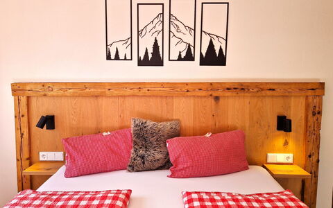 Weerberg 1: Mobilia, Interior Design, Camera Da Letto, Legna, Letto, Lenzuolo, Bedding, Tessile, Biancheria, Camera