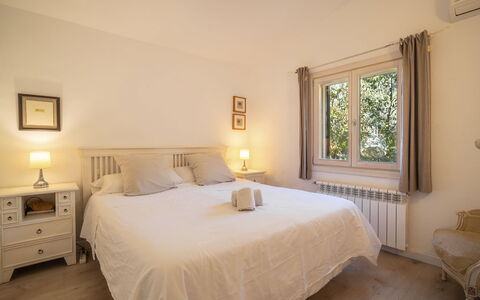 Can Vins: Letto, Mobilia, Camera Da Letto, Interior Design, Bedding, Lenzuolo, Parete, Legna, Soffitto, Camera