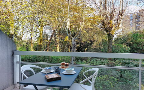 Les Hauts de Nauzan: Mobilia, Mobili Da Esterno, Tavolo Esterno, Sedia, Shade, Bicchiere, Cucina & Sala Da Pranzo Tavolo, Balcone, Tavolino Da Caffè, Cortile