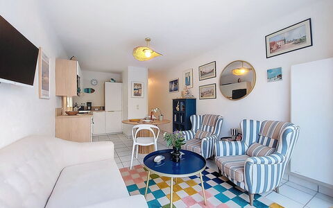 Les Hauts de Nauzan: Mobilia, Pavimentazione, Interior Design, Pavimento, Appartamento, Sedia, Camera, Soggiorno, Tavolino Da Caffè