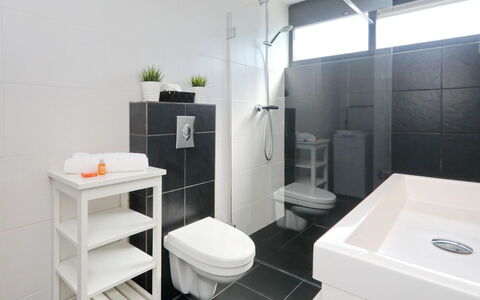 Noordwijkerhout 300: Pavimentazione, Interior Design, Idraulico Fixture, Pavimento, Bagno, Mobiletto Del Bagno, Lavello, Rubinetto, Piastrella, Gabinetto