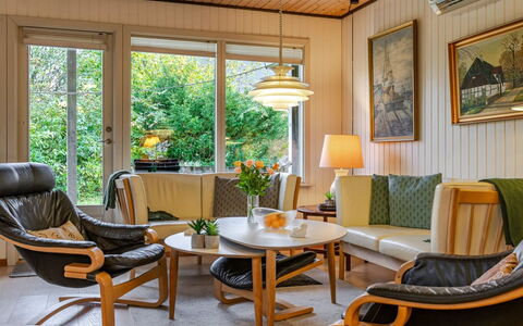Mika - 300M from the Sea: Villetta, Backyard, Cortile, Edifici Giardino, Capannone, Raccordo, Mobili Da Esterno, Log Cabin, Struttura Esterna, Baracca