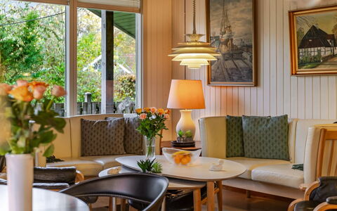 Mika - 300M from the Sea: Villetta, Backyard, Cortile, Edifici Giardino, Capannone, Raccordo, Mobili Da Esterno, Log Cabin, Struttura Esterna, Baracca