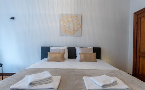 Notre Refuge - Your Belle Époque Escape: Letto, Camera Da Letto, Pavimento, Interior Design, Pavimentazione, Lenzuolo, Mobilia, Legna, Bedding, Tessile