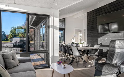 Daren - 700M from the Sea: Legna, Soffitto, Casa, Interior Design, Appartamento, Soggiorno, Latifoglie, Sedia, Divano