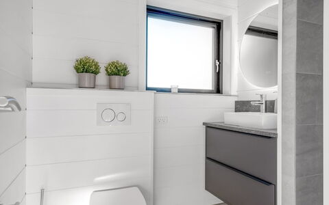 Daren - 700M from the Sea: Toilet Seat, Bagno, Idraulico Fixture, Gabinetto, Pavimentazione, Pavimento, Interior Design, Mobiletto Del Bagno, Lavello, Specchio