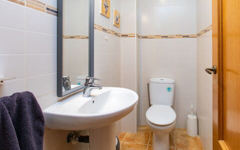La Herradura Amazing View: Toilet Seat, Idraulico Fixture, Bagno, Gabinetto, Pavimentazione, Lavello, Lavandino Del Bagno, Pavimento, Idraulico, Rubinetto
