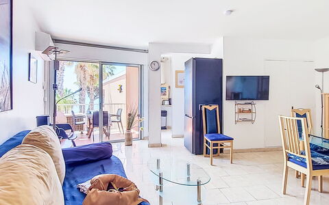 Villa Botrel: Mobilia, Pavimentazione, Interior Design, Pavimento, Appartamento, Sedia, Divano, Soggiorno, Tavolino Da Caffè