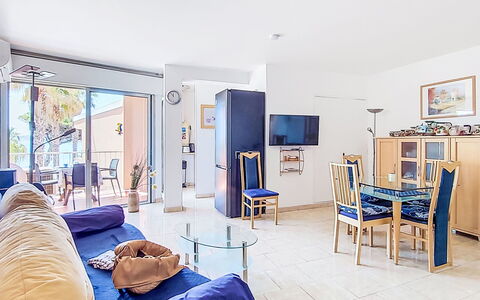 Villa Botrel: Mobilia, Interior Design, Pavimentazione, Pavimento, Appartamento, Sedia, Divano, Soffitto, Camera, Soggiorno
