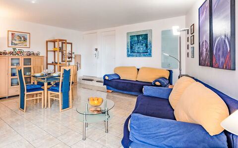 Villa Botrel: Mobilia, Interior Design, Appartamento, Divano, Pavimentazione, Pavimento, Soggiorno, Soffitto, Camera
