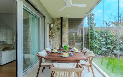 Villa Malia Private Pool: Pavimentazione, Interior Design, Mobilia, Legna, Pavimento, Soffitto, Illuminazione, Sedia, Cucina & Sala Da Pranzo Tavolo, Casa