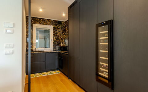 Villa Malia Private Pool: Pavimentazione, Interior Design, Apparecchio Major, Legna, Elettrodomestico Da Cucina, Pavimento, Cucina, Frigorifero, Illuminazione