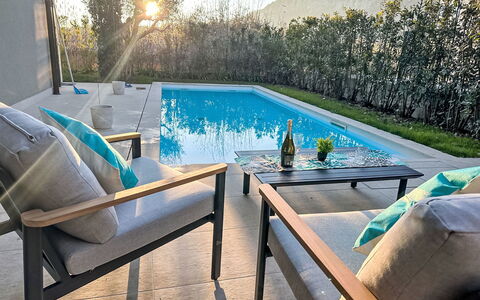 Villa Malia Private Pool: Mobilia, Piscina, Mobili Da Esterno, Sedia, Ricorrere, Pavimentazione, Pavimento, Tavolo Esterno, Shade
