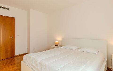 Centro Piave: Letto, Interior Design, Mobilia, Camera Da Letto, Pavimento, Pavimentazione, Legna, Camera, Lenzuolo, Bedding