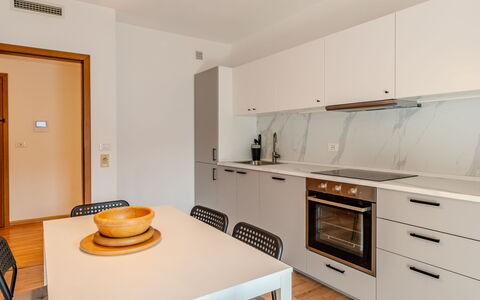 Centro Piave: Cucina, Controsoffitto, Interior Design, Pavimentazione, Mobilia, Elettrodomestico Da Cucina, Pavimento, Legna, Cabinetry, Apparecchio Major