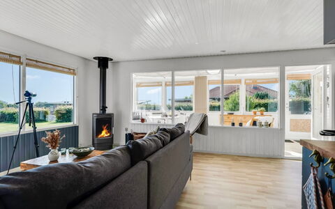 Hjalma - 250M to the Fjord: Pavimentazione, Legna, Interior Design, Pavimento, Soffitto, Mobilia, Pavimento In Legno, Soggiorno, Casa, Divano