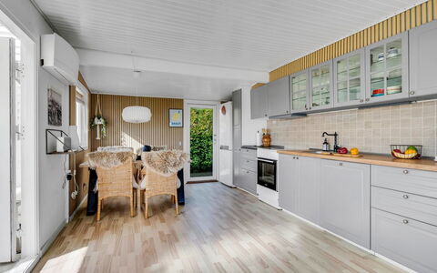 Hjalma - 250M to the Fjord: Legna, Pavimentazione, Mobilia, Interior Design, Pavimento, Casa, Pavimento In Legno, Soffitto, Cucina, Color Legno