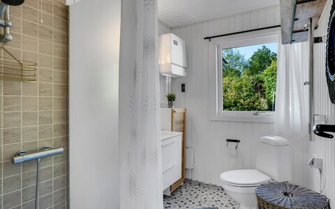 Hjalma - 250M to the Fjord: Idraulico Fixture, Toilet Seat, Gabinetto, Pavimentazione, Pavimento, Bagno, Interior Design, Idraulico, Soffitto, Lavello