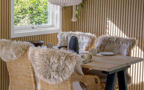 Hjalma - 250M to the Fjord: Mobilia, Legna, Interior Design, Sedia, Tavolo, Materiali Naturali, Cucina & Sala Da Pranzo Tavolo, Sala Da Pranzo, Pianta Della Casa, Color Legno