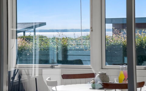 Hjalma - 250M to the Fjord: Bicchiere, Interior Design, Shade, Sedia, Eco Hotel, Finestra Trattamento, Pianta Della Casa, Vaso Di Fiori, Illuminazione Diurna, Balcone