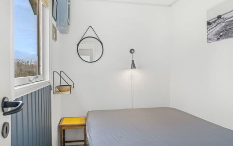 Hjalma - 250M to the Fjord: Parete, Camera Da Letto, Letto, Soffitto, Interior Design, Bedding, Telaio Del Letto, Pavimento, Lenzuolo, Lampada