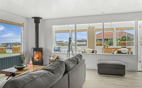 Hjalma - 250M to the Fjord: Legna, Pavimentazione, Pavimento, Soffitto, Interior Design, Mobilia, Casa, Pavimento In Legno, Divano, Soggiorno