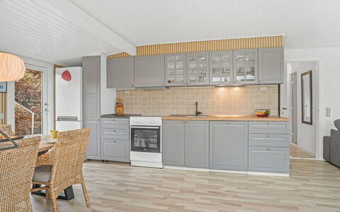 Hjalma - 250M to the Fjord: Pavimentazione, Cucina, Mobilia, Legna, Pavimento, Interior Design, Controsoffitto, Cabinetry, Pavimento In Legno, Elettrodomestico Da Cucina