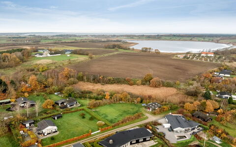 Hjalma - 250M to the Fjord: Verde, Paesaggio, Zona Residenziale, Visione Globale, Fotografia Aerea, Plain, Lotto, Area Rurale, Casa, Sobborgo
