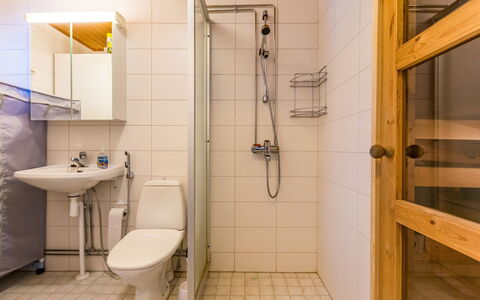 Kotipaljakka A3: Pavimentazione, Idraulico Fixture, Pavimento, Parete, Legna, Bagno, Interior Design, Lavandino Del Bagno, Lavello, Idraulico