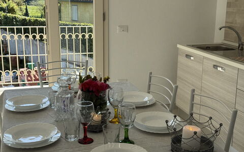 Villa al Glicine Proprietà: Mobilia, Tavola, Interior Design, Tavolo, Pavimentazione, Cucina & Sala Da Pranzo Tavolo, Sedia, Sala Da Pranzo, Illuminazione, Serveware