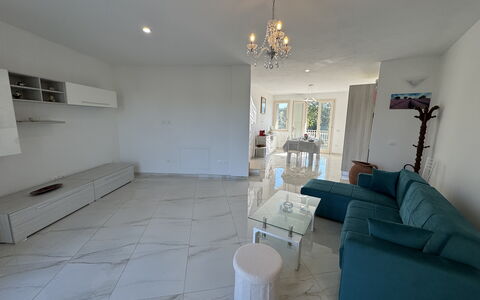 Villa al Glicine Proprietà: Pavimentazione, Pavimento, Interior Design, Mobilia, Divano, Soffitto, Soggiorno, Camera, Appartamento