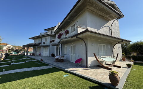 Villa al Glicine Proprietà: Costruzione, Finestra, Zona Residenziale, Casa, Casa, Tetto, Estate, Insediamento Umano, Villa, Prato